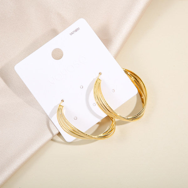 Sparkling broad twisted line earring