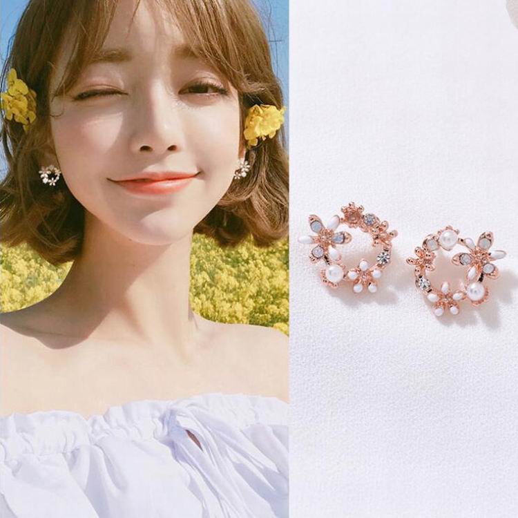 Korean New Colorful Rhinestone Wreath Stud Earrings For Women Sweet Flower Shell Small Cirlce Brincos Gift