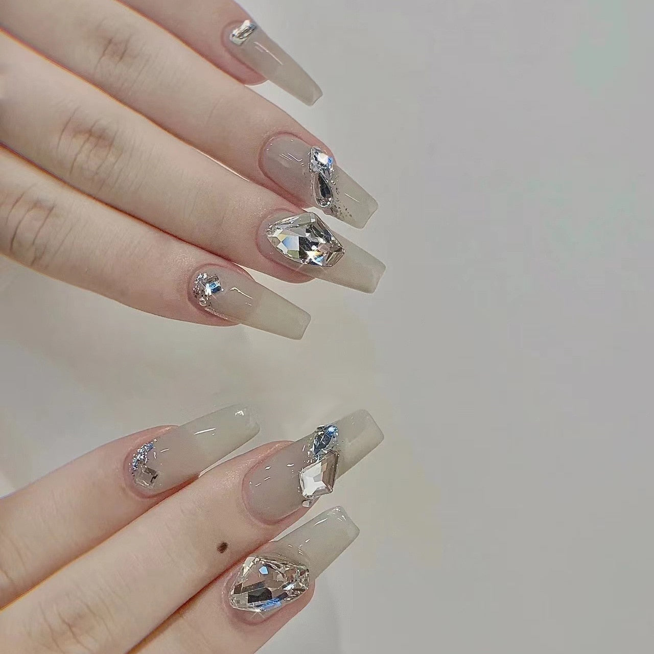 24pcs Fake Nails With Glitter Butterfly Crystal Designs White Acrylic Nails Wearable Full Cover Press on Nails