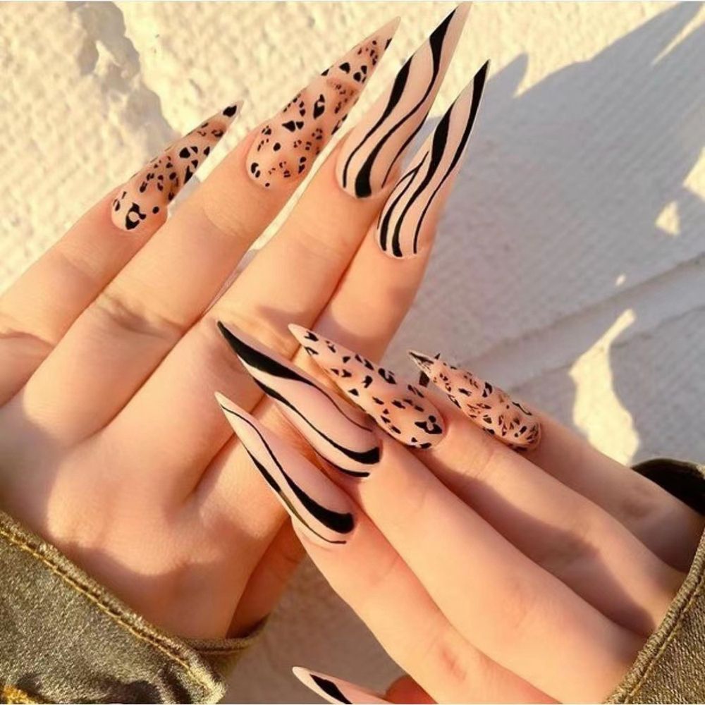 24pcs/Box Almond Long Pointy Head False Nails Wearable Stiletto Plum Blossom Fake Nails Full Cover Nail Tips Press On Nails